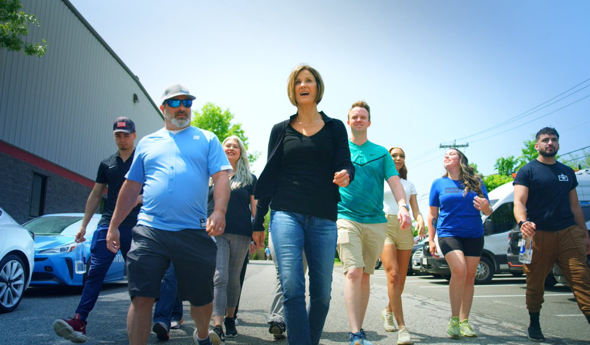 MaryGPowell's tweet photo. It's so important and rewarding for me to visit with @Sunrun teams across the country and to recognize leaders who are laser focused on providing an exceptional #customerexperience.  
#customerobsessed https://t.co/idQ0vt2s6S