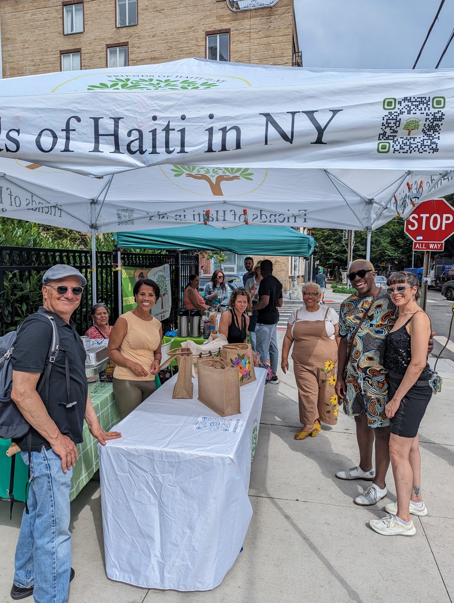 nbkopenstreets's tweet photo. We had so much fun at @FriendofHaitiNY 's annual celebration on #BerryOpenStreet! Thank you for attending! Everyone loved the playful activations by @streetlab, the mobile book cart by @BKLYNlibrary, &amp; learning about DOT’s plan for Berry Open Street. https://t.co/Zuvm41Goyd