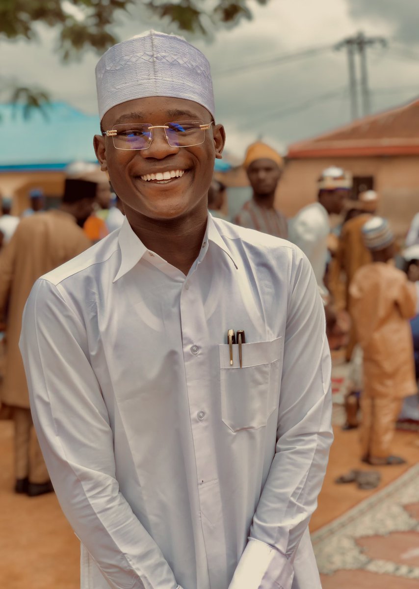 larriofficial_'s tweet photo. Eid Mubarak ✨🧡🤍 https://t.co/yatht25wdC