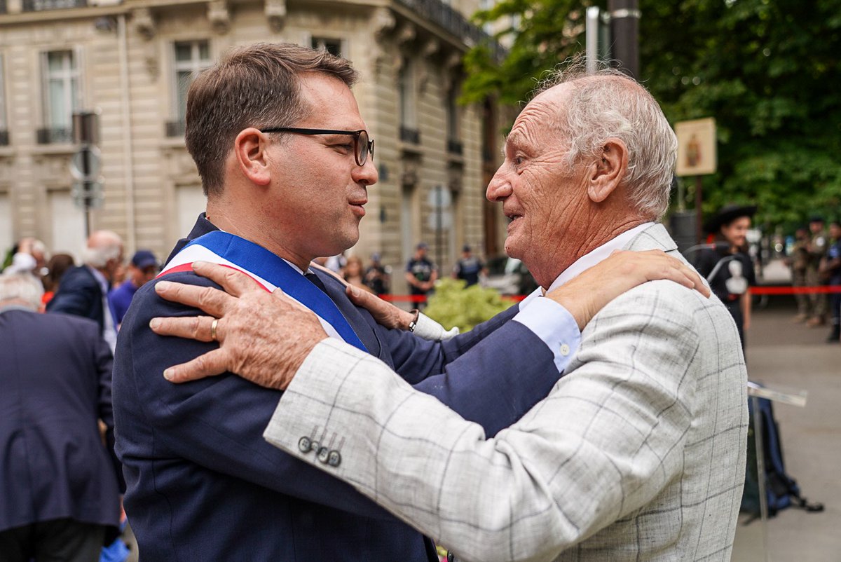 📖 Très fier de rendre hommage à l’un des plus célèbres auteurs français ayant habité à #Paris17 en inaugurant le buste d’Edmond Rostand place du général Catroux. Merci à Thomas Sertillanges et à toutes celles et tous ceux qui ont œuvré pour cette réalisation. #HommageRostand