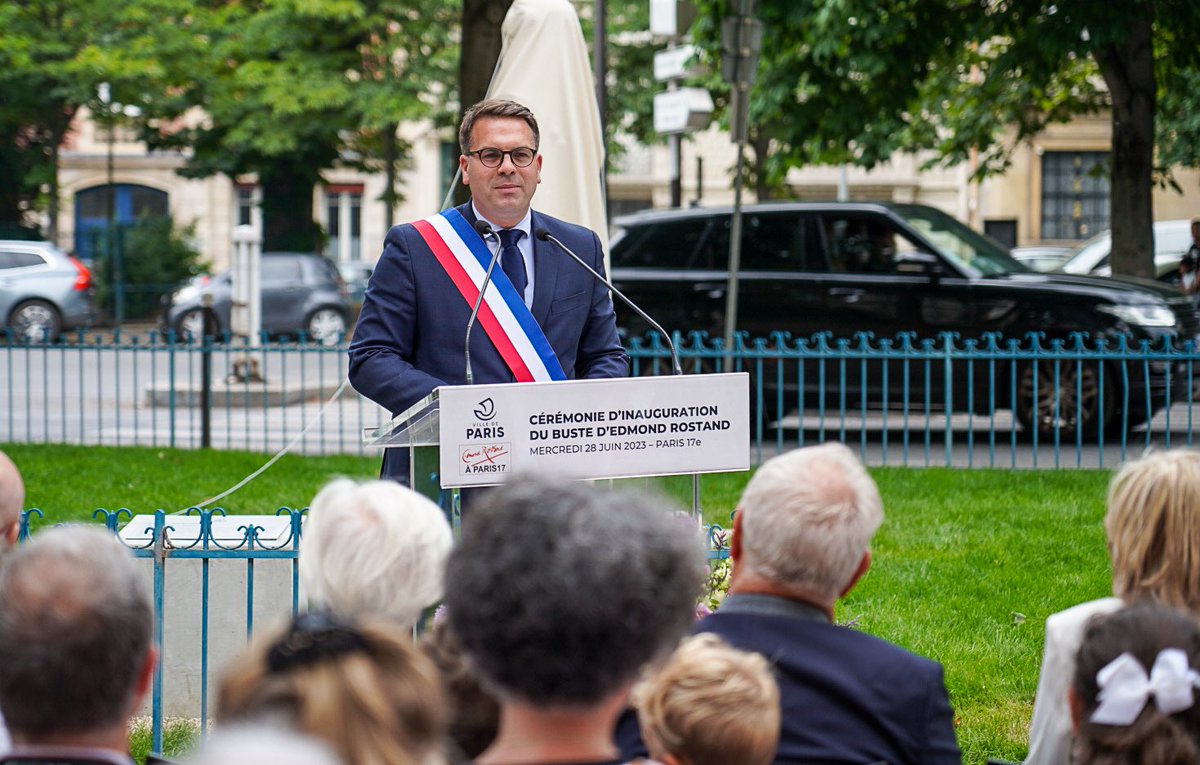 geoffroyboulard's tweet photo. 📖 Très fier de rendre hommage à l’un des plus célèbres auteurs français ayant habité à #Paris17 en inaugurant le buste d’Edmond Rostand place du général Catroux. Merci à Thomas Sertillanges et à toutes celles et tous ceux qui ont œuvré pour cette réalisation. #HommageRostand https://t.co/4w67s4877s