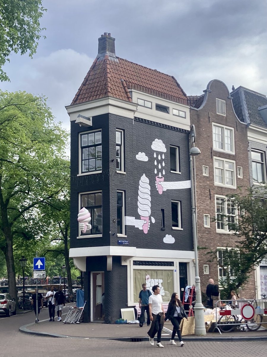 Gevelversiering op het hoekje Westerstraat Prinsengracht. ⁦@LINJ020⁩ ⁦<a href="/VVAB_officieel/">VVAB</a>⁩ ⁦<a href="/WSchoonenberg/">Walther Schoonenberg🎗️</a>⁩