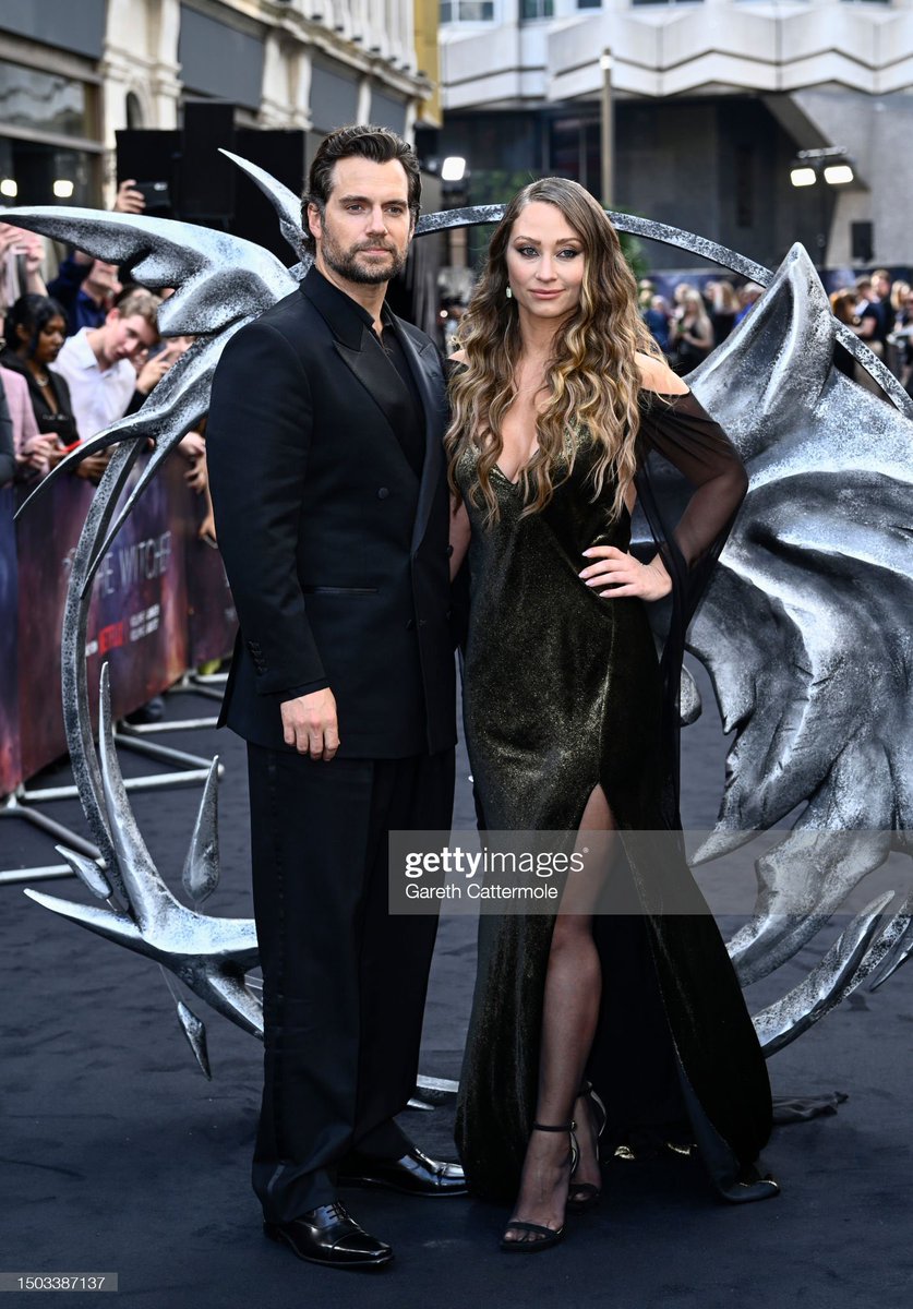 thewitcher_army's tweet photo. Henry Cavill at The Witcher premiere https://t.co/2xRkhhUHC4