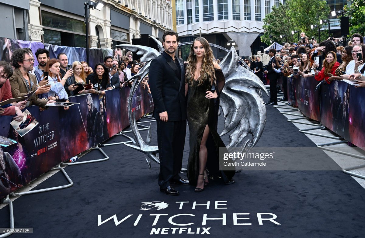 thewitcher_army's tweet photo. Henry Cavill at The Witcher premiere https://t.co/2xRkhhUHC4