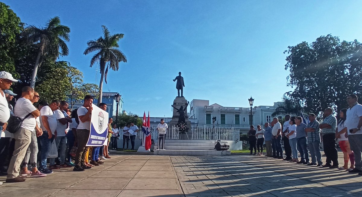 Muchas felicidades a todos los cuadros y trabajadores del sistema del Transporte de #Cuba 🇨🇺en su 52 Aniversario, en especial a los #MatancerosEnVictoria ‼️
<a href="/E_RdgzDavila/">Eduardo Rodríguez Dávila</a> <a href="/MitransCuba/">Ministerio del Transporte de Cuba</a> <a href="/VillenaBernal/">Roberto Bernal Villena</a> @eptmtz #Matanzas #GobMtz