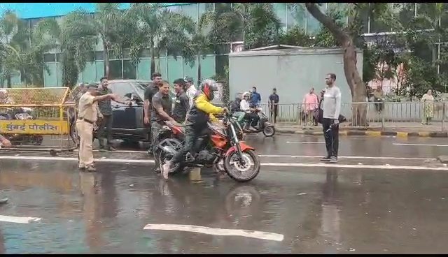 TOIMumbai's tweet photo. Former Maharashtra minister and MLA Aaditya Thackeray's SUV collides with a bike near Sena Bhavan in Dadar area of Mumbai; no casualties reported. (ANI) https://t.co/b3ObMbb6gQ