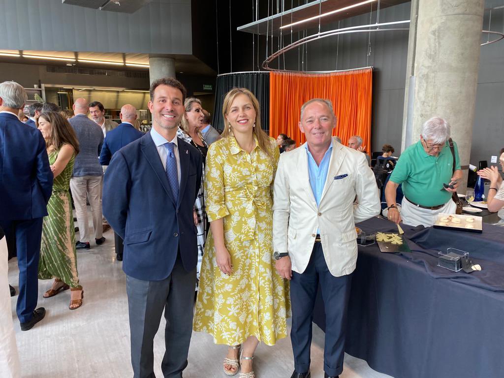 raulmorales_vox's tweet photo. Asistimos hoy junto a emprendedores sevillanos a la Asamblea General del Círculo de Empresarios de Cartuja, un placer saludar al nuevo presidente Raúl Maldonado. Asisto junto a nuestra portavoz en el GM @cristinapelaez y nuestro candidato 3°al Congreso por Sevilla @javicasina https://t.co/2F6UH7D2eD