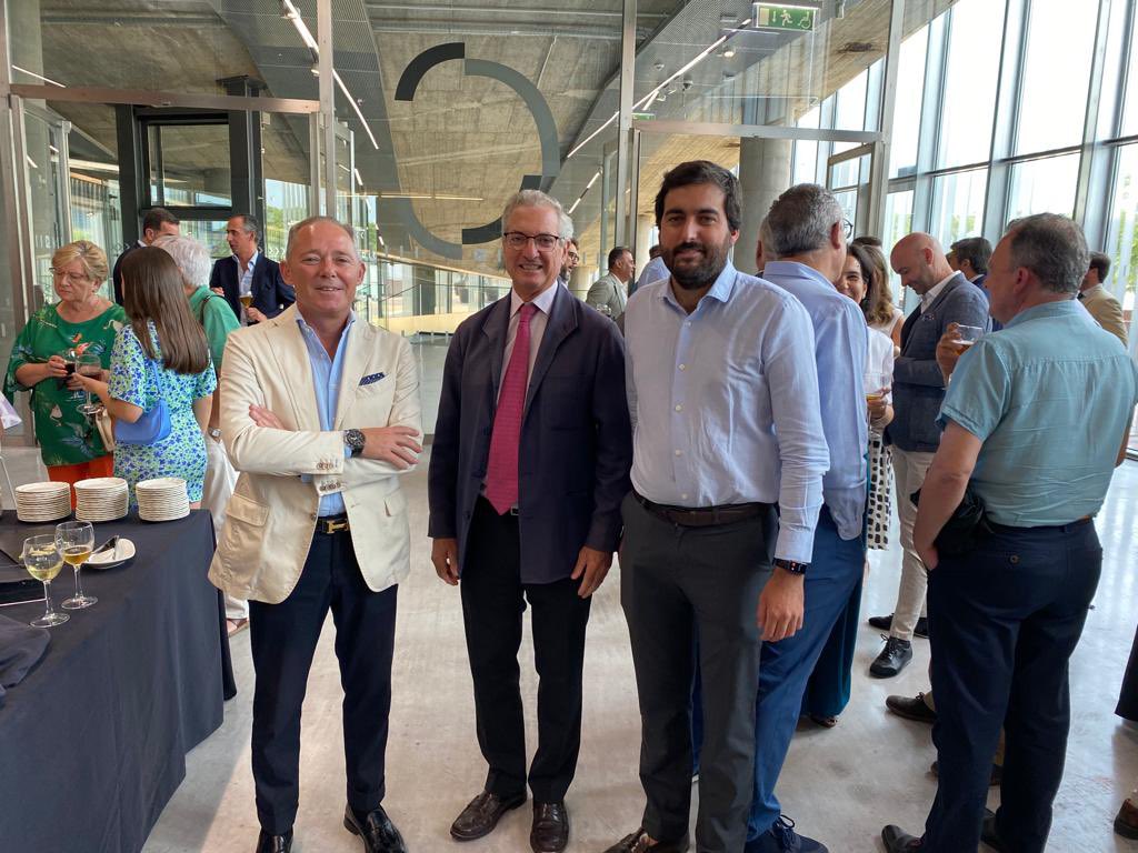 raulmorales_vox's tweet photo. Asistimos hoy junto a emprendedores sevillanos a la Asamblea General del Círculo de Empresarios de Cartuja, un placer saludar al nuevo presidente Raúl Maldonado. Asisto junto a nuestra portavoz en el GM @cristinapelaez y nuestro candidato 3°al Congreso por Sevilla @javicasina https://t.co/2F6UH7D2eD