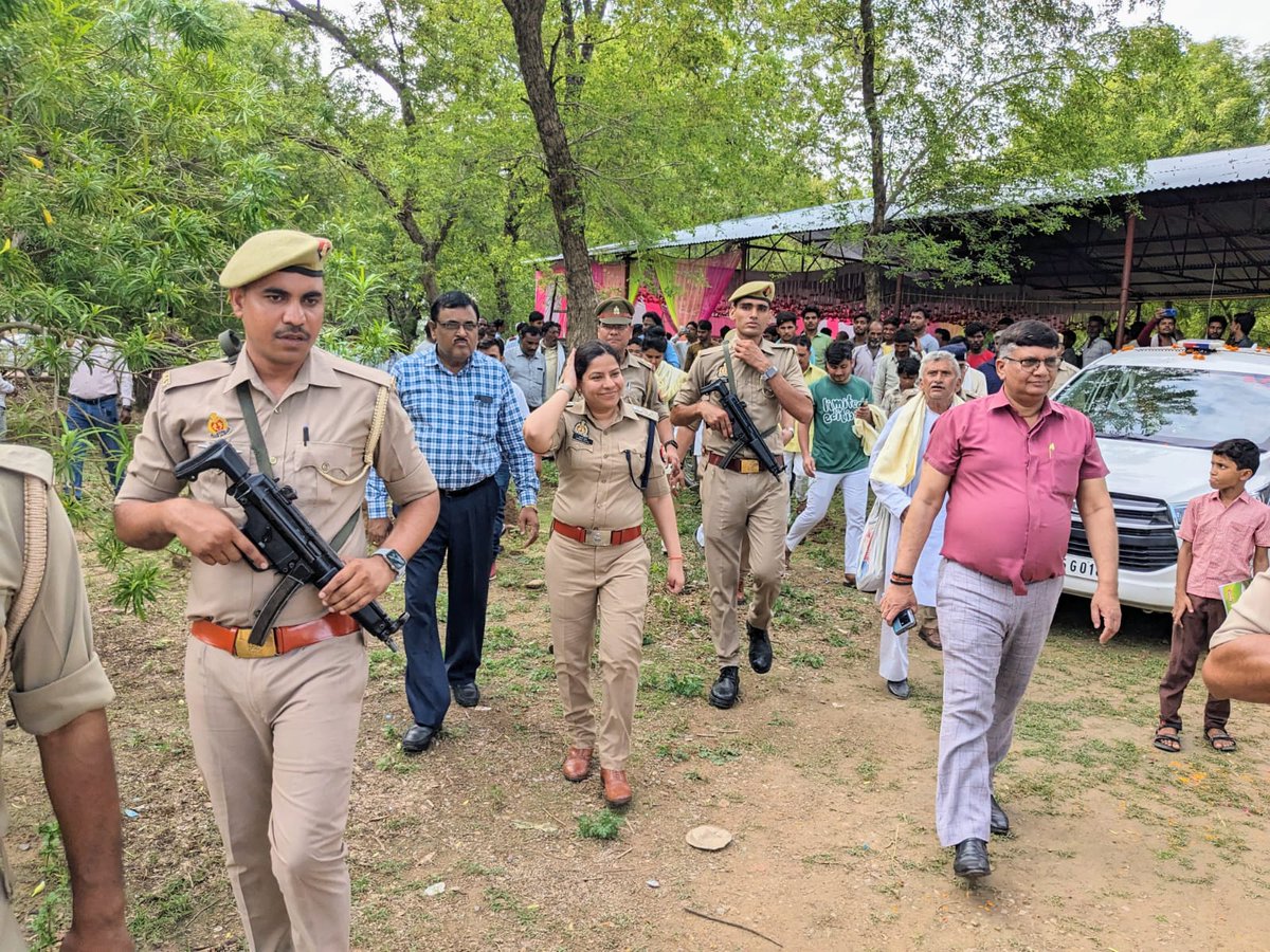 mahobapolice's tweet photo. #DmMba @manojkrsinghias व #SPMBA @IPSAparnaGupta द्वारा संयुक्त रुप से थाना खरेला क्षेत्रान्तर्गत ग्राम जरौली में जनचौपाल का आयोजन कर ग्रामवासियों से किया गया संवाद ।
🔶ग्राम में जन्मी बच्चियों के जन्म की खुशी पर केक काटकर दी गयी शुभकामनाएं । https://t.co/JmLjwnbYi0