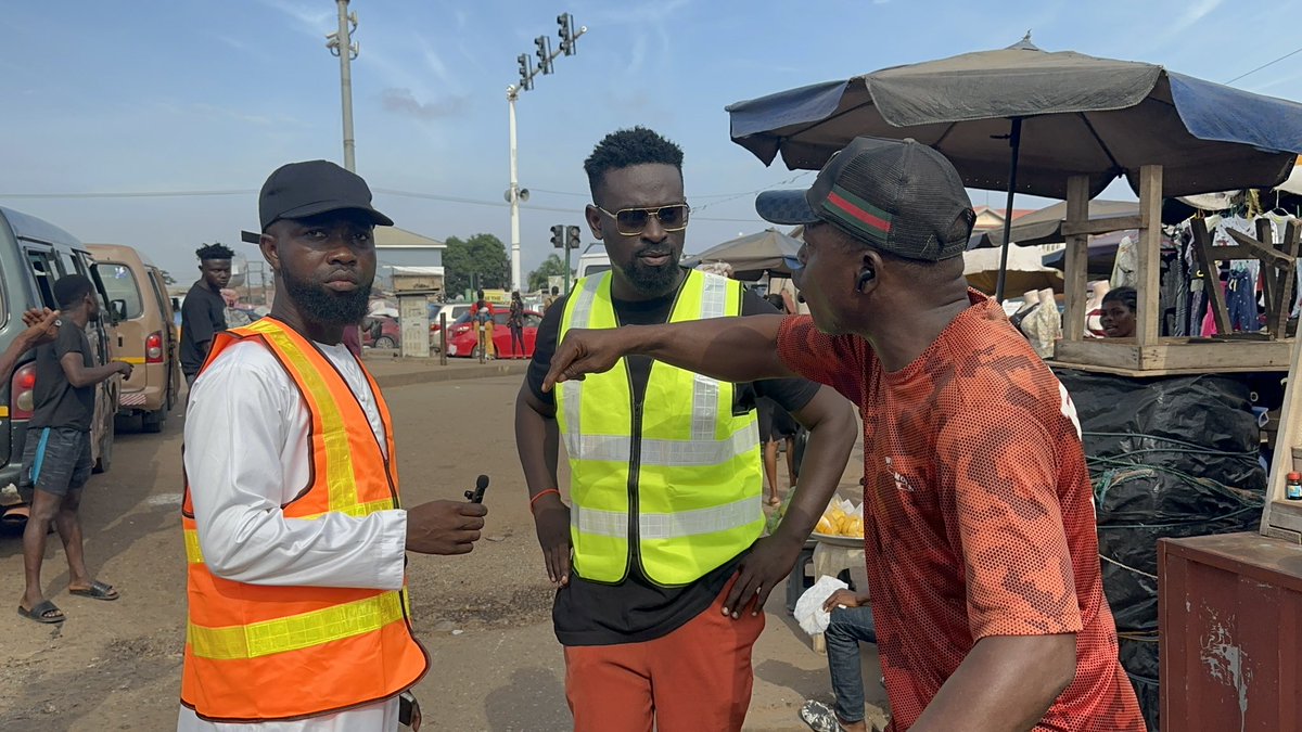 Engaging with drivers, pedestrians, & market women at the Madina Zongo Junction. I took the opportunity to educate them and inquire about the impact of the #zebracrossing on their daily lives, particularly when drivers fail to stop for them. Cc @samuelkwhyte #TheBlogger