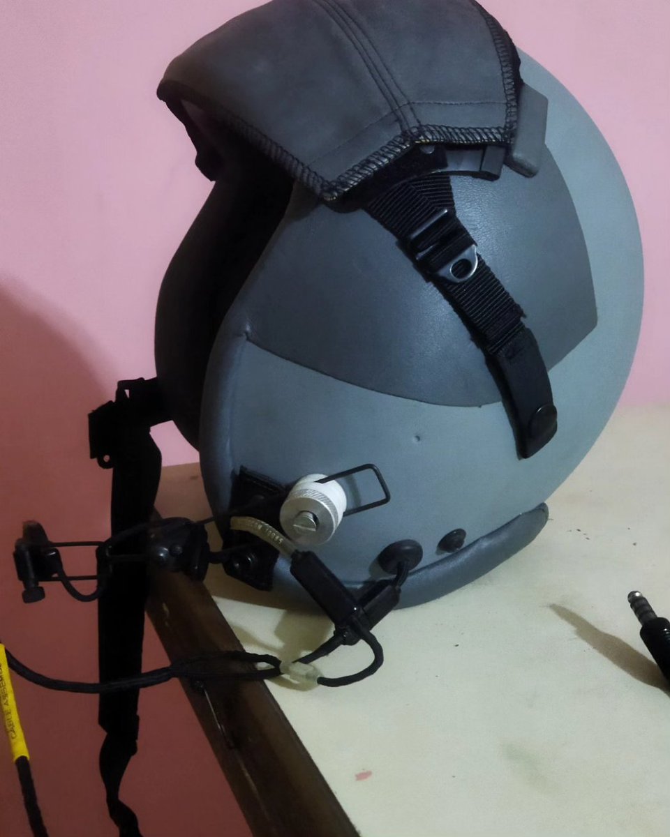 Llega en calidad de Donación un Casco de Vuelo para Hércules C-130. Habitualmente está Aeronave es Piloteada con el Sistema de Auriculares con Microfono. Fueron hecho para operar el C-130 en un escenario hostil.
Donado al Museo por parte del Mayor General Eutimio Criollo.