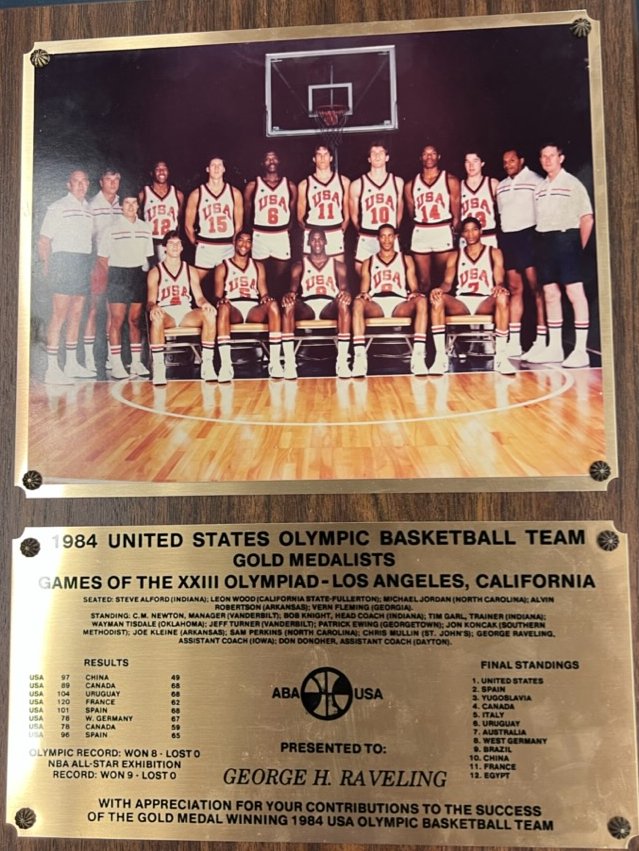 wsmagazine's tweet photo. His checked luggage—filled with @GeorgeRaveling's items—weighed just under 100 pounds. Read about how Mark Schuster (’95 Busi.) found and returned the beloved coach's #WSU and @Olympics memorabilia in this heart-warming story about #CougsHelpingCougs.
https://t.co/OK8xR7ZbGf https://t.co/9zwbKn1pwQ