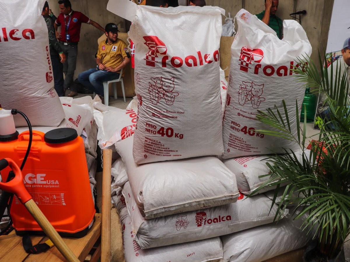 Hemos realizado un nuevo acto de apoyo a pequeños productores de nuestro Municipio #Iribarren. Entregamos insumos, alimentos, herramientas y hasta animales con alta genética para mejorar los rebaños. Sigamos la orden del Presidente <a href="/NicolasMaduro/">Nicolás Maduro</a> de construir una nueva economía