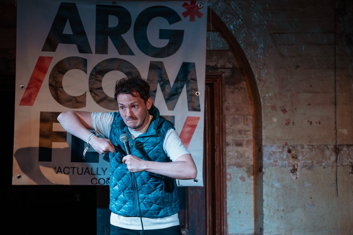 Thrilled to be doing <a href="/ARGComFest/">ARGComFest</a> again - performed at every single one and they're always superb. Loads of brilliant comedians doing their new shows this weekend:
argcomfest.com/schedule
📷 @edshots