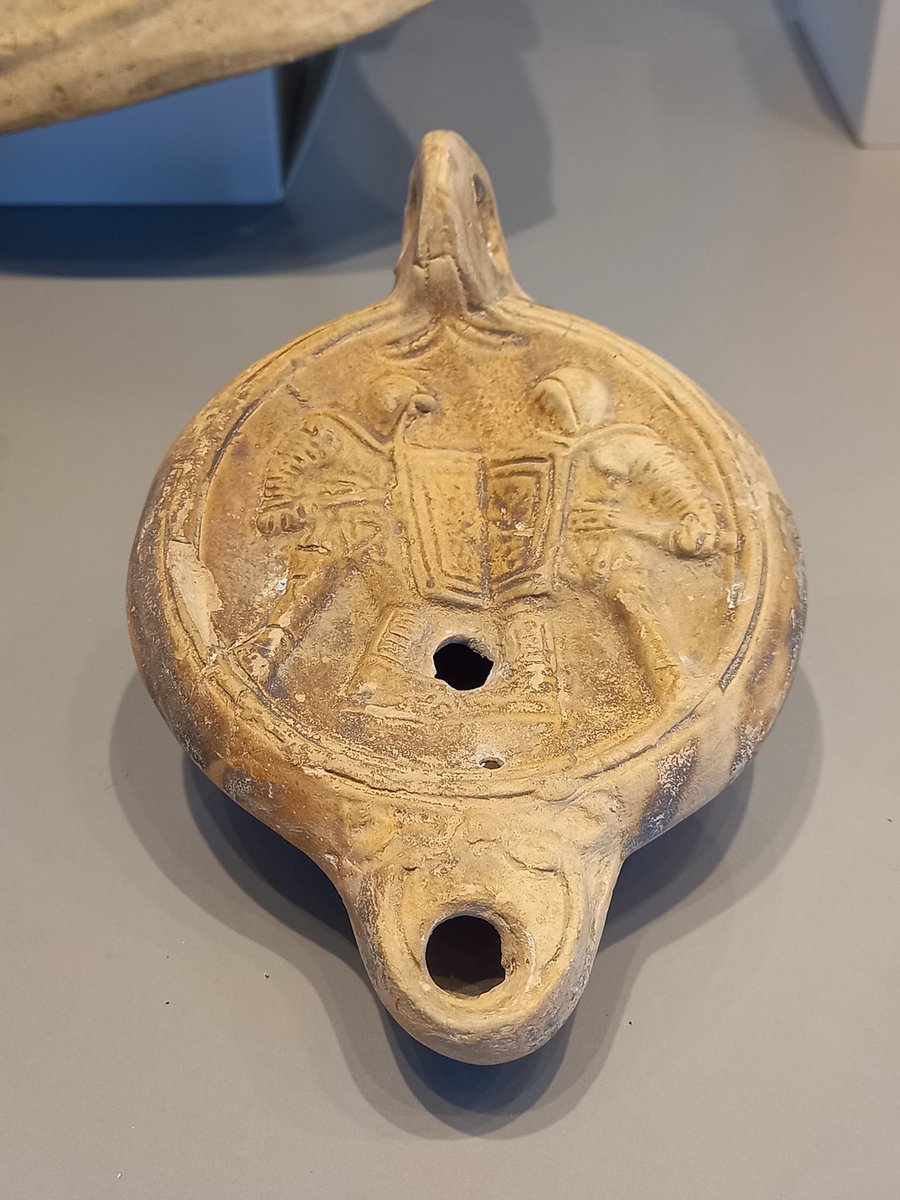 A #Roman terracotta oil lamp decorated with an image of two gladiators squaring off against each other; one is a left-hander (left-handed fighters were known, although it might also be for the symmetry). A piece of ancient fan merchandise, perhaps? #Archaeology #ReliefWednesday