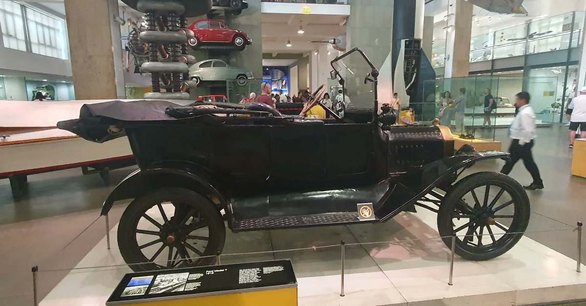 GavinWi79234383's tweet image. Now that is a #Mini not today&apos;s montrosity ! With added #FordModelT #cargeek #sciencemuseum #london #southkensington #exhibitionroad