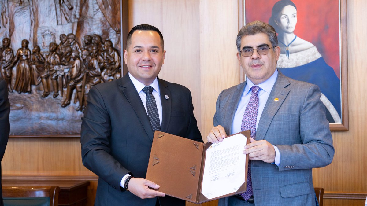 uasbecuador's tweet photo. 🤝@cesarmontanog y el Gerente General de la @UCACSUR, Juan Pablo Guerra, suscribieron hoy un convenio de cooperación insterinstitucional para promover, a través de @GestionUASB, investigaciones, conferencias, seminarios y actividades de capacitación entre ambas instituciones. https://t.co/VJulm34QlT