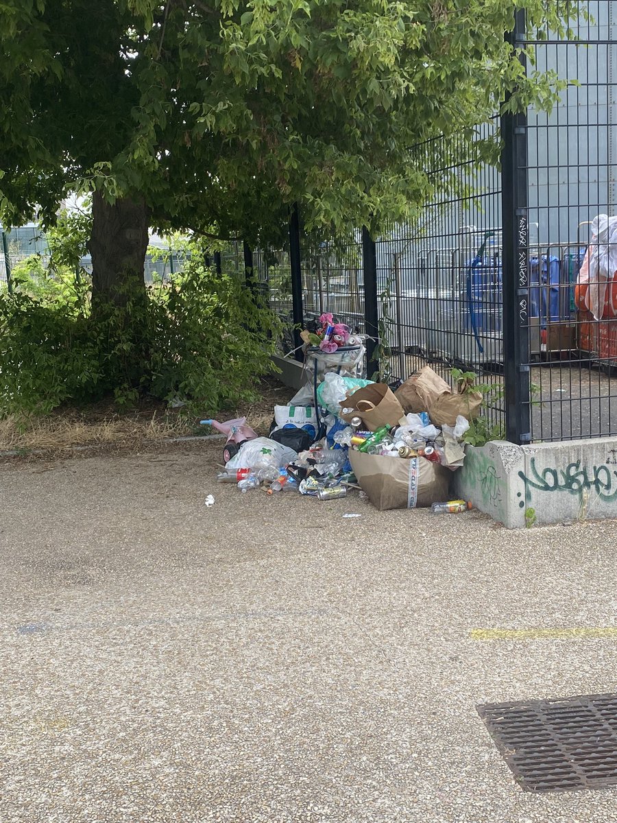 M9oney's tweet photo. @VilledePantin bonjour ! 
Les rives du canal sont visiblement devenues des décharges à ciel ouvert. Pouvez-vous faire quelque chose ? https://t.co/MlA4C724VA
