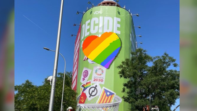 AlbaVega22's tweet photo. Inevitable pensar aquello de “se cree el ladrón que todos son de su condición” cuando veo la campaña de VOX porque la única basura que sobra aquí son ellos 🤭. Feliz Orgullo, queridos 🏳️‍🌈 #Orgullo2023 #DiadelOrgullo #orgulholgbt https://t.co/f4QmkN2k1X