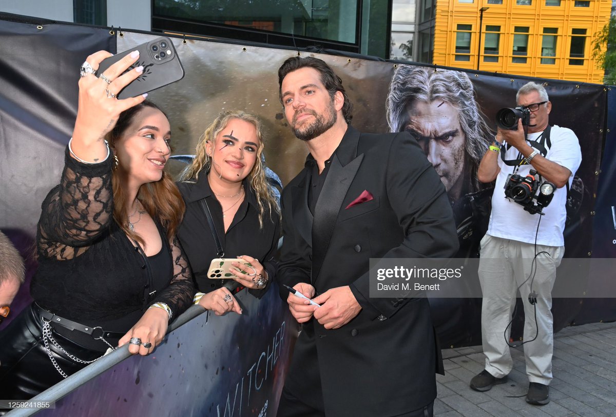 henry cavill with fans at the witcher london premiere.