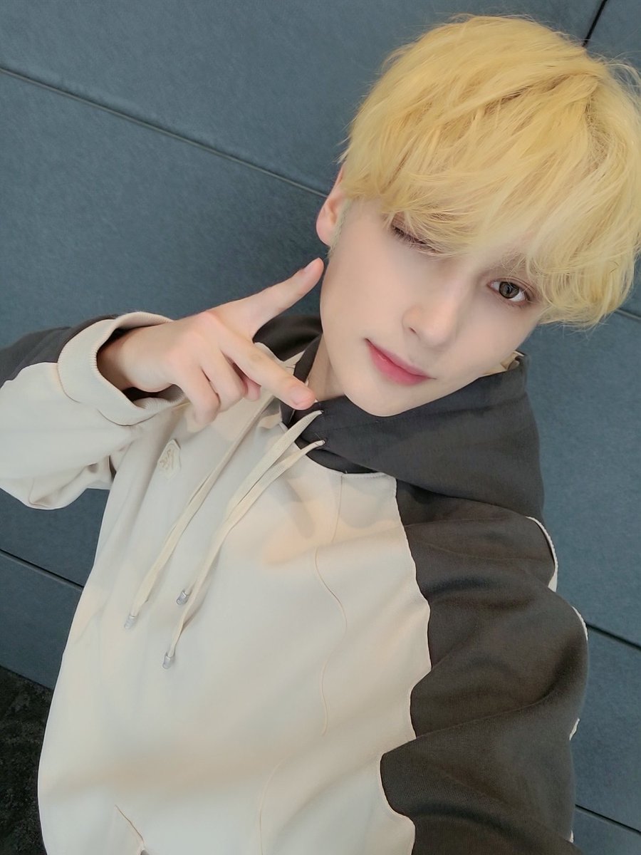 translatingTXT's tweet photo. [230629] #HUENINGKAI Weverse 

“ta-da~” 

@TXT_members @TXT_bighit https://t.co/Vty9IINV4V
