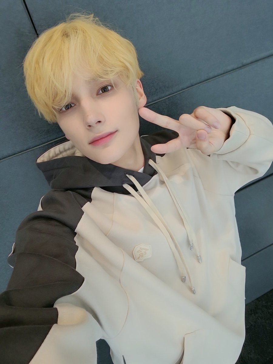 translatingTXT's tweet photo. [230629] #HUENINGKAI Weverse 

“ta-da~” 

@TXT_members @TXT_bighit https://t.co/Vty9IINV4V