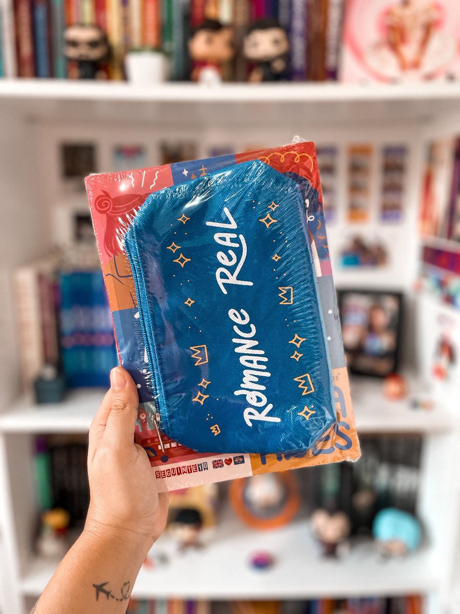 claralvesg's tweet photo. 🏳️‍🌈 SORTEIO DO ORGULHO 🏳️‍🌈

quer ganhar um kit de ROMANCE REAL com brindes + ecobag preta de Feéricos da Dear You?

pra participar, você precisa:
- seguir @claralvesg e @usedearyou 
- dar RT nesse tweet
- marcar 1 amigo nos comentários

resultado amanhã (29/06)! https://t.co/GDxqax2cNe