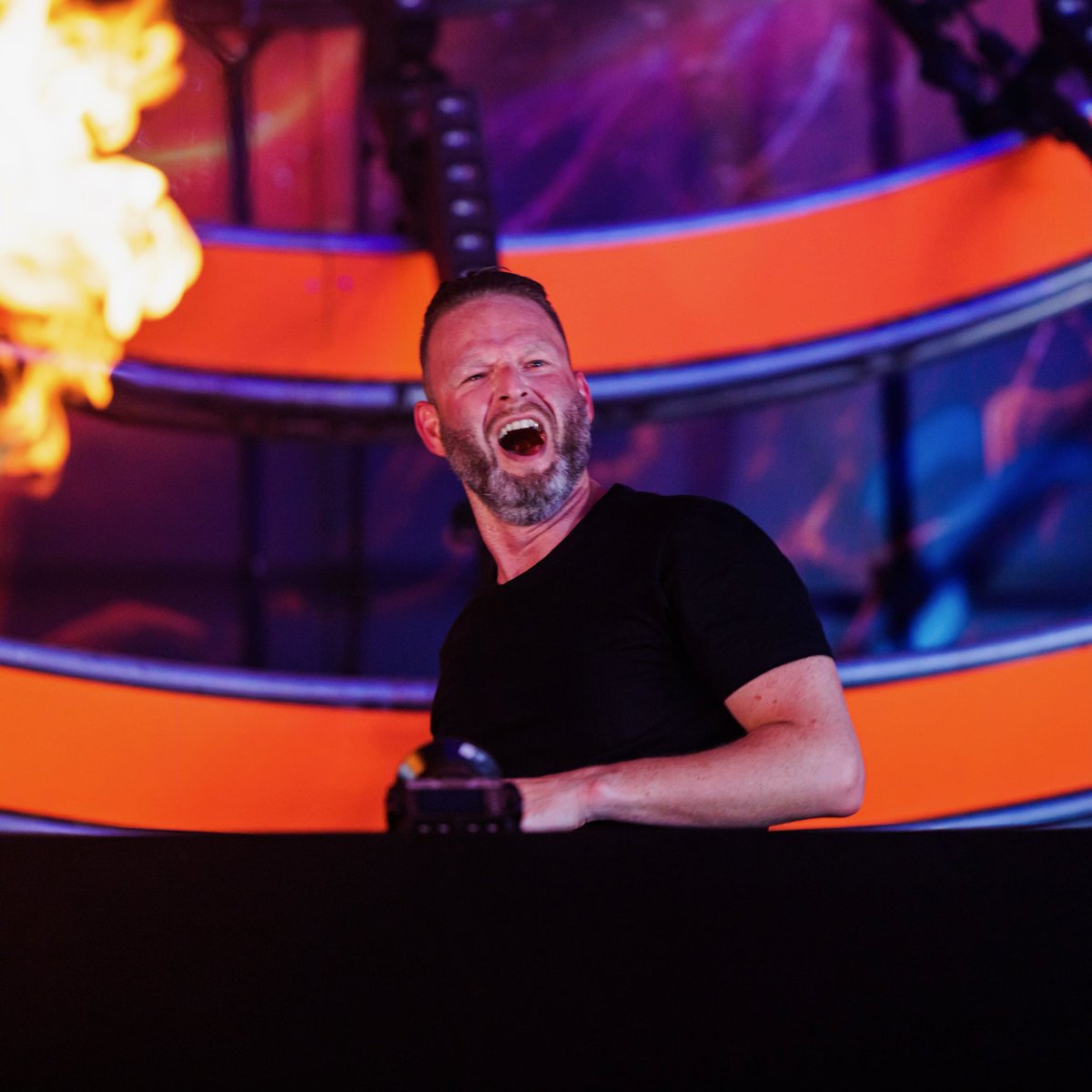 IT’S AN SOS ON DEFQON.1, GOT A 909…KICKS AND SNAREDRUMS 
✊🏾✊🏻

#EA #DEFQON1