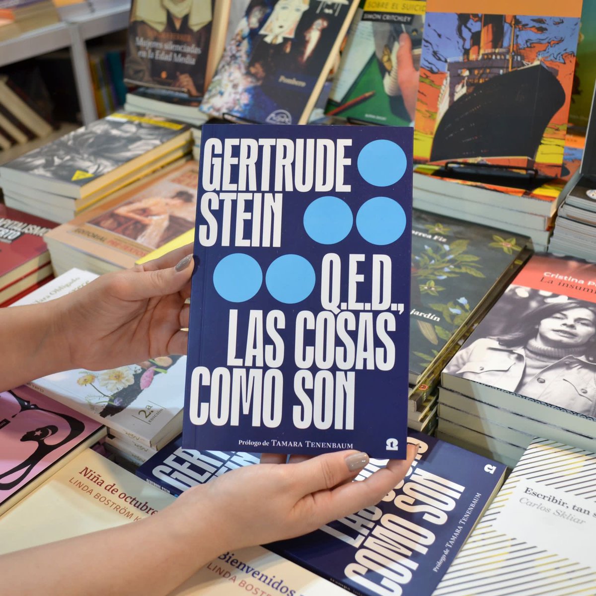 •Q.E.D., las cosas como son, de Gertrude Stein.

Con prólogo de <a href="/tamtenenbaum/">Tamara Tenenbaum</a> y editado por <a href="/Trampaediciones/">Trampa ediciones</a> 📚

👉🏼Tres jóvenes cultas, una muy rica, las otras de clase media, se enfrentan a sentimientos de atracción y juego erótico casi sin saber cómo realizar lo que desean.