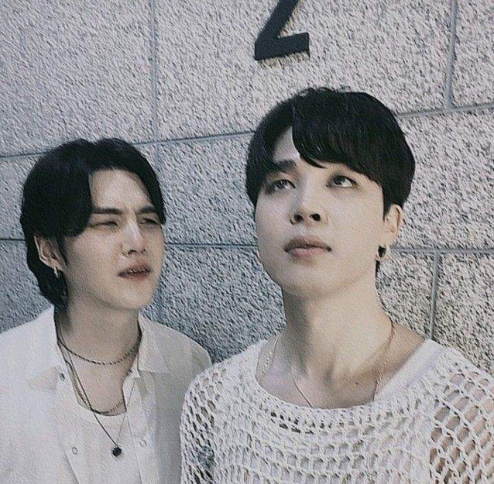 Gusd_thv's tweet photo. Yo no hago au's, pero mientras escuchaba música salió esto.
Un au donde jim y yoon terminaron hace ya un tiempo, pero jim aún no supera a yoon. Se ha dado cuenta que cada persona que se le acerca con otras intenciones suele compararlas con cada cosa que hacía o decía yoon... https://t.co/uBgmk5uSUu