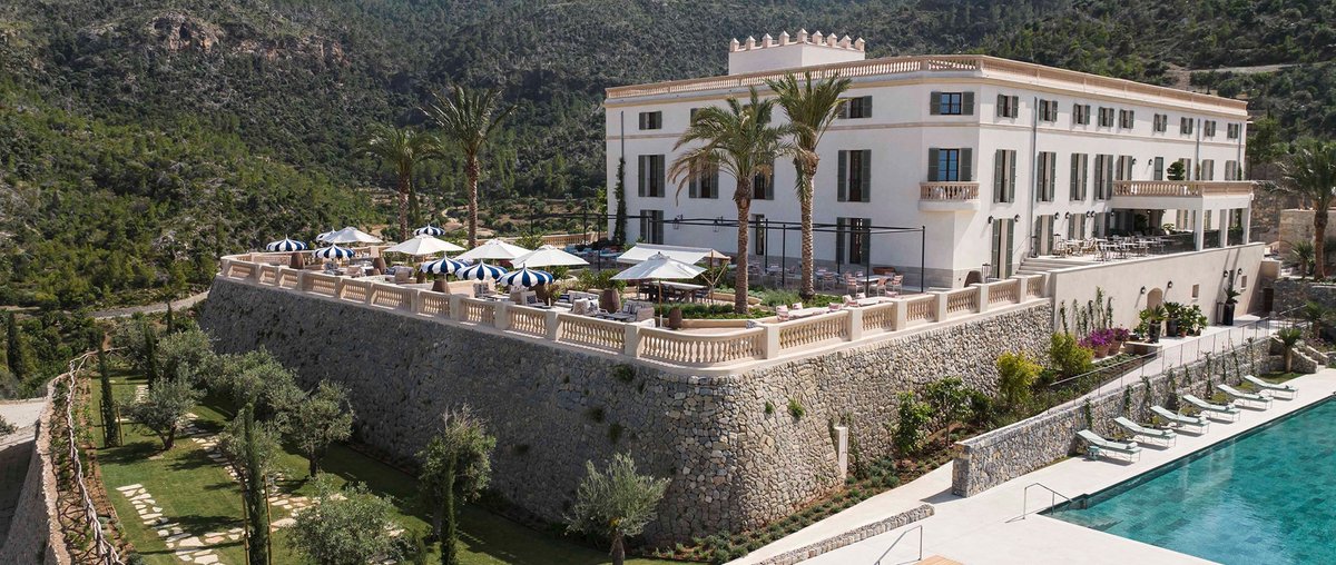 🍋Owned by Sir Richard Branson, the 1300-acre Son Bunyola estate has long been one of Mallorca’s most exclusive addresses, home to three private villas and the new boutique Son Bunyola Hotel. Set within a renovated 16th-century manor ho - swiy.co/EeQ0