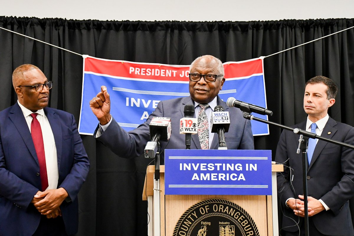 Today, I was joined by @SecretaryPete to celebrate @USDOT's $22.7M investment in Orangeburg, SC. Together we'll build a new pedestrian bridge, transit hub, EV charging station, connect two of our HBCUs to downtown, and create jobs. This is #Bidenomics at work.