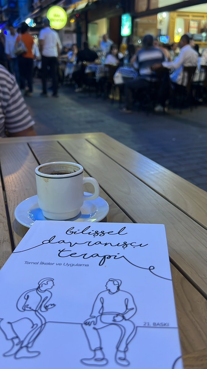 Bir kavhe-kitap görseli de benden gelsin. Bayramınız kutlu olsun 💐 @gulsensahin2020