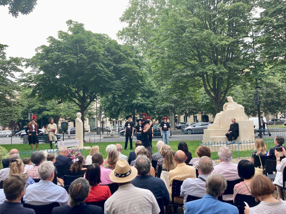 Edmond Rostand retrouve sa grande amie Sarah Bernhardt Place Catroux, où nous avons inauguré avec <a href="/karen_taieb/">Karen Taieb</a> et <a href="/geoffroyboulard/">Geoffroy Boulard</a> le buste du dramaturge offert à la Ville par l’association Edmond Rostand Paris 17 ! La statuaire prolonge le lien à l’artiste et à son œuvre !