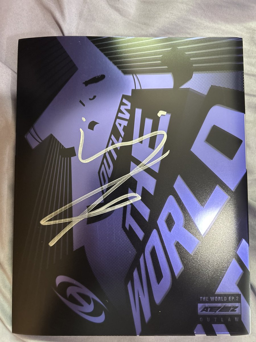 fluff_fish's tweet photo. atinyyyyy who’s signature is this? i cant tell if its yeo, yunho or woo😭 https://t.co/jovwtsNVE8