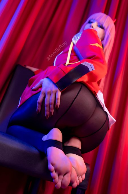 1 pic. Mirror mirror on the wall, is my Darling looking at my ass at all?

#DarlinginthefranXX #zerotwo
