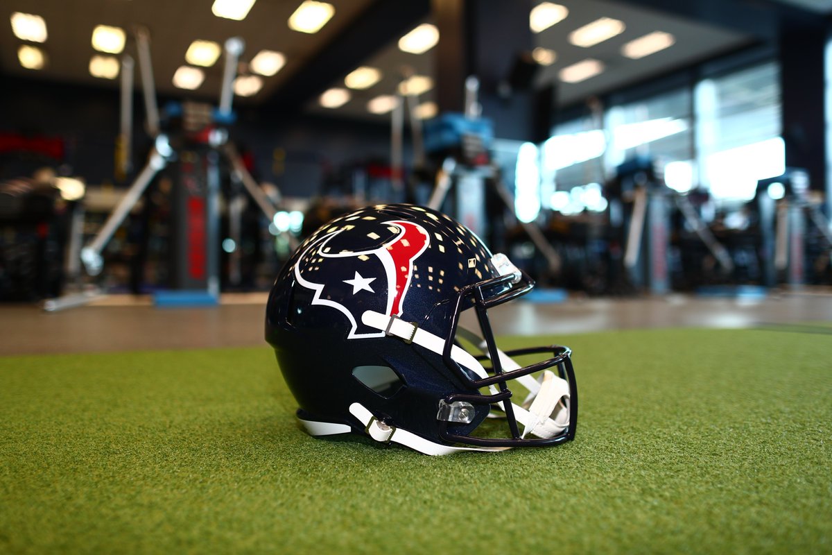 HoustonTexans's tweet image. Found an extra helmet laying around the stadium 👀 

Drop some🤘s and RT this post for your chance to win it!