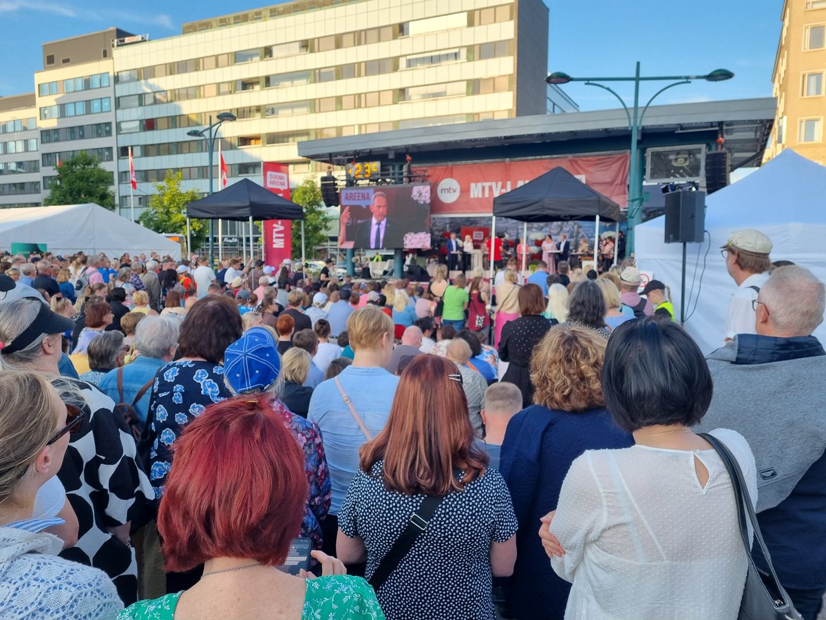 Tää on #suomiareena'n selkeästi vivahteikkain keskustelu. #puheenjohtajatentti pelittää vaikka kaikki puheenjohtajat ei paikalla olekaan. #roustataan mennen tullen ja yleisö tunteella mukana