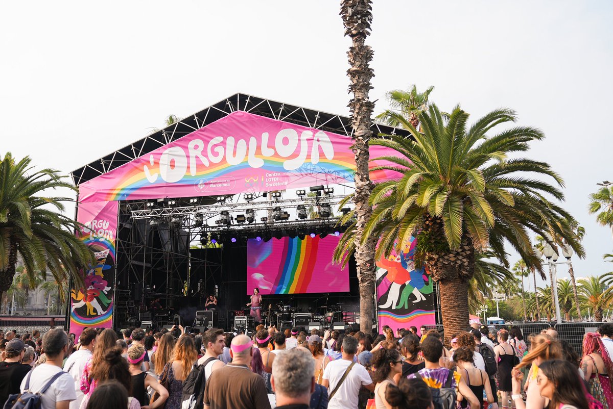 BarcelonaLGTBI's tweet photo. Així estem gaudint del concert de l' #OrgullosaBCN!
Recorda que la festa continua al Moll de la Fusta
Celebrem i reivindiquem plegadis la diversitat sexual, afectiva i de gènere 🏳️🌈🏳️⚧️
#BarcelonaLGTBI https://t.co/T0F5toW5v7