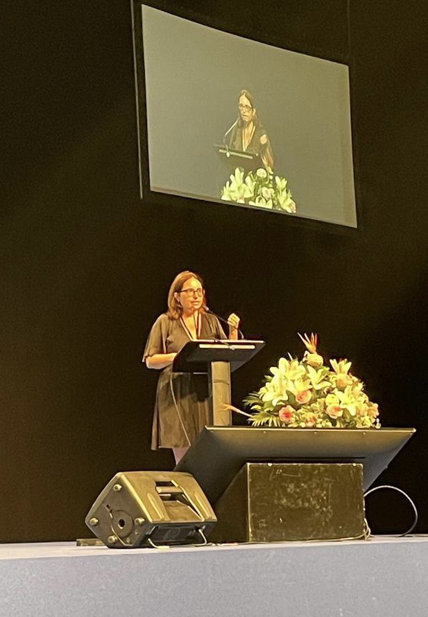 medfetalBCN's tweet photo. Importance of endothelium as a therapeutic target for reducing complications in preeclampsia, by @FatimaCrispi 

🗣️ Describing the changes that endothelium undergo in #PE: “if we can better understand them, we will be able to target it to treat it, and reduce severity”

#FMF2023 https://t.co/BnTd4D4u4h