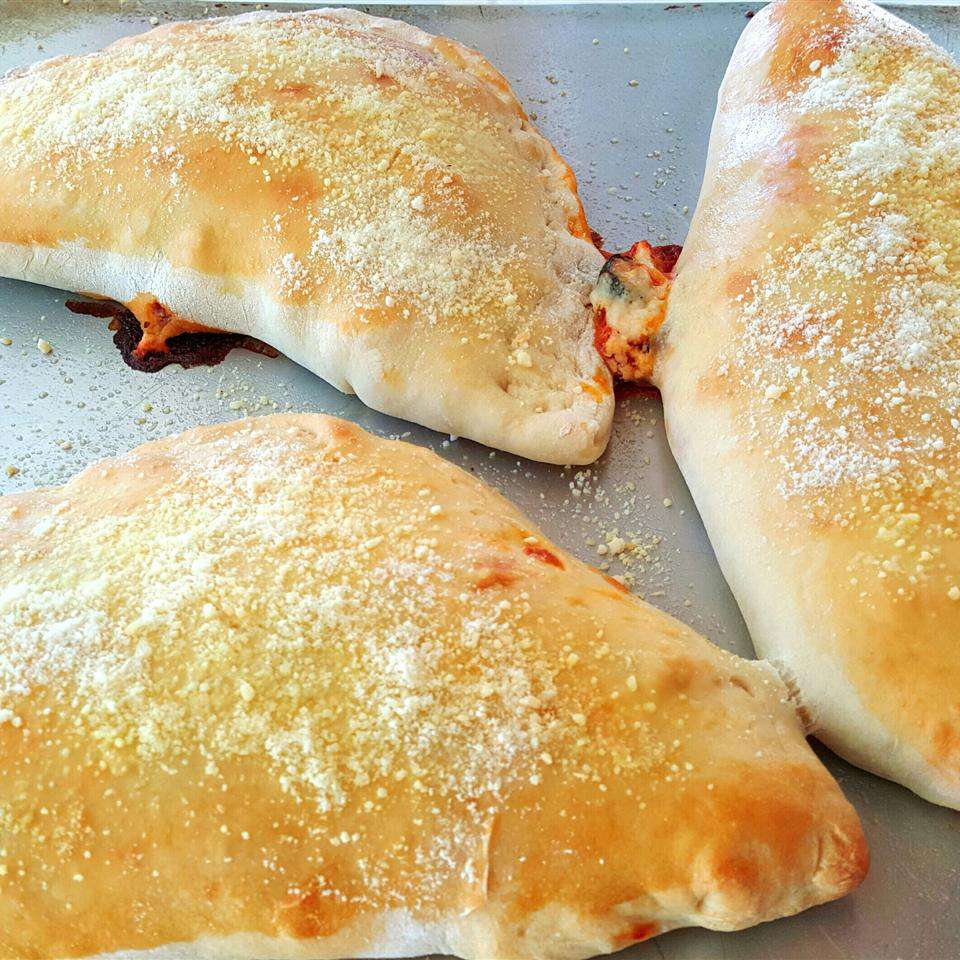 Do any of these calzone #recipes seem like a good fit for your #dinner rotation?  cpix.me/a/172527204