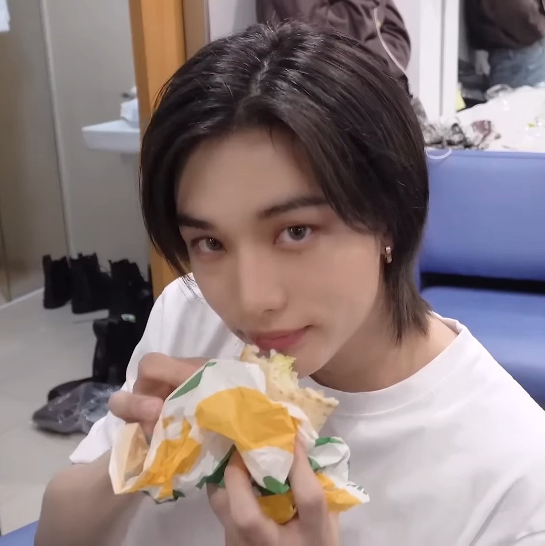 hyunchanstar's tweet photo. hyunjin's adorable eating habits
—a thread 🥹 https://t.co/n9qaGhWk2G