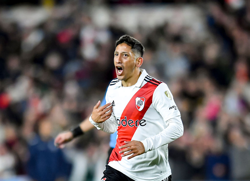 "En inferiores no jugaba casi nunca. Siempre fui suplente y la mayoría de las veces no me citaban. Y yo la verdad que iba, iba, iba, iba, y no me cansaba. Obvio que llegaba el viernes o el sábado y cuando daban la lista y no estaba mi nombre me iba triste hasta mi casa, encima