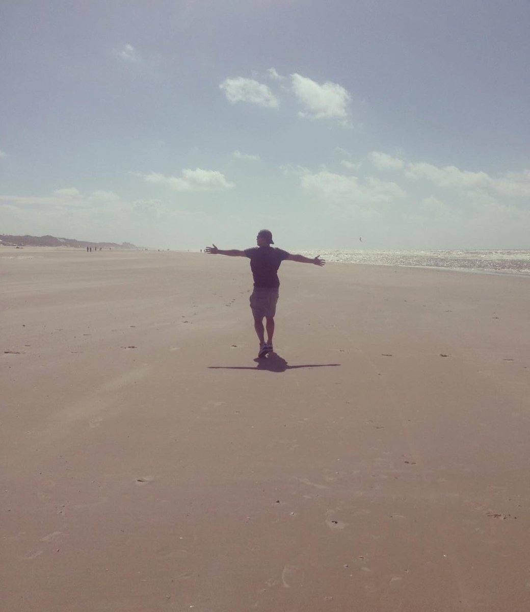 2 jaar geleden stortte onze wereld heel plotseling ineen.  Ondanks de boosheid over het waarom, het verdriet, de voortdurende strijd en het immense gemis ben ik vandaag dankbaar voor onze 30 jaren samen, voor onze drie dochters en waar we nu staan #vaccinatieslachtoffers