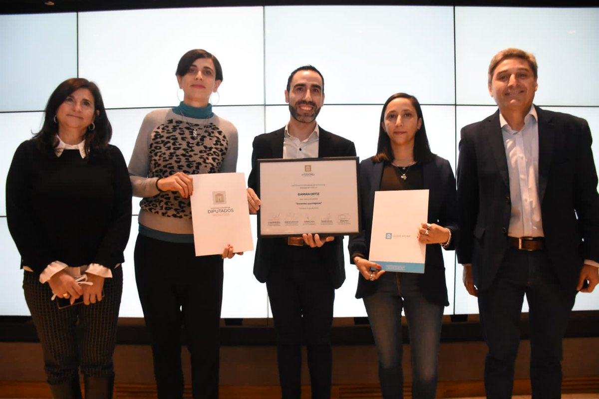 DiumenjoAle's tweet photo. Distinguimos al profesor Damián Ortiz  Ganador del premio 🏆 “Docentes que Inspiran”

Este premio es un homenaje a los docentes más destacados de nuestro país. https://t.co/pl6TBQSnVf