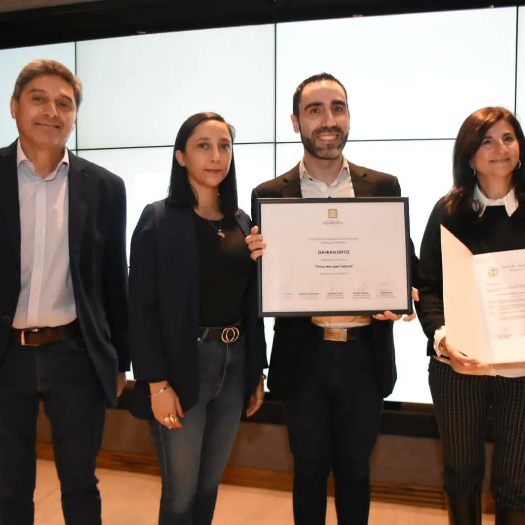 DiumenjoAle's tweet photo. Distinguimos al profesor Damián Ortiz  Ganador del premio 🏆 “Docentes que Inspiran”

Este premio es un homenaje a los docentes más destacados de nuestro país. https://t.co/pl6TBQSnVf
