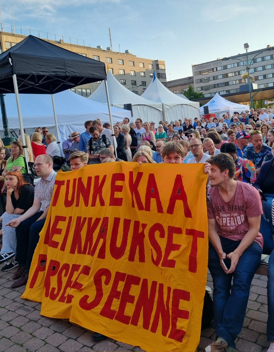 Propsit näille tyypeille, jotka toi tän bannerin #SuomiAreena PJ-paneelin eturiviin