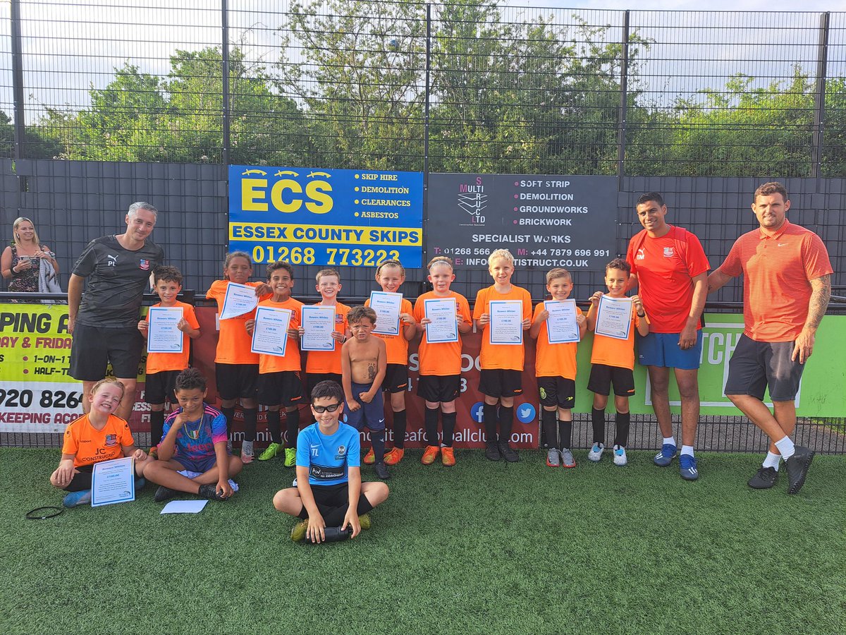 Had the absolutely pleasure of giving out certificates from <a href="/StLukesHospiceB/">St. Luke's Hospice (Basildon & District)</a> to all the players of Bowers Whites from Bower Football Club. The team took part in <a href="/TheNuclearRaces/">The Nuclear Races</a> mud run raising £100 for the Hospice. Well done 👏 💙💛