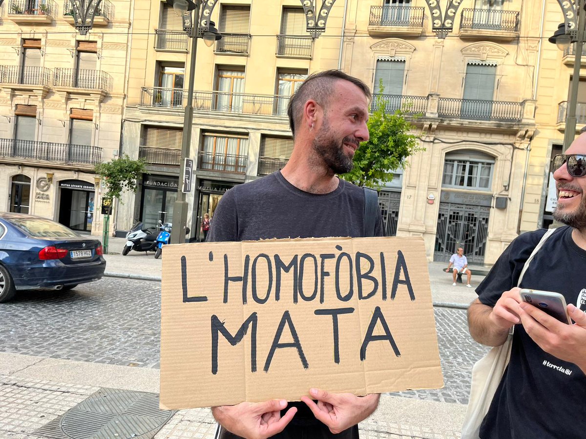 CCOOComCentrals's tweet photo. 'A la feina amb #OrgullDeSer'
#Alcoi celebra el 28 de juny amb orgull. 
📣@ccoopv reclama l’aplicació de les lleis que emparen els drets de les persones LGTBI+ en l’activitat laboral. #ALaFeinaSenseArmaris https://t.co/XxK79cPGt3