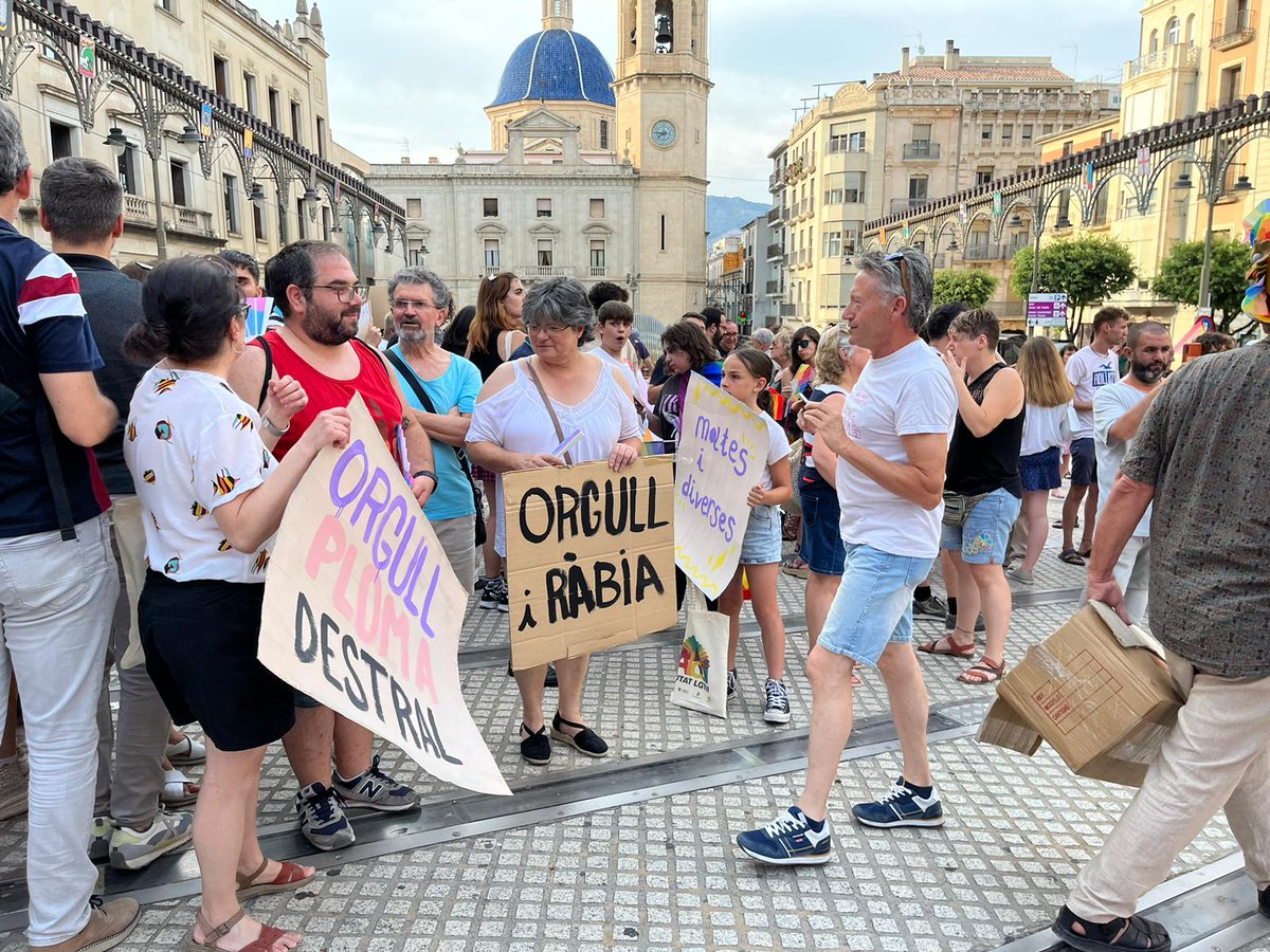 CCOOComCentrals's tweet photo. 'A la feina amb #OrgullDeSer'
#Alcoi celebra el 28 de juny amb orgull. 
📣@ccoopv reclama l’aplicació de les lleis que emparen els drets de les persones LGTBI+ en l’activitat laboral. #ALaFeinaSenseArmaris https://t.co/XxK79cPGt3
